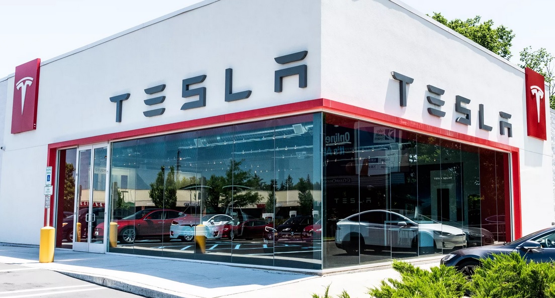 Tesla fermera la plupart de ses magasins et vendra ses voitures