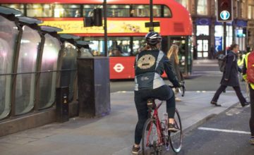 Une veste signée Ford permet aux cyclistes de communiquer avec les conducteurs à l'aide d'emojis