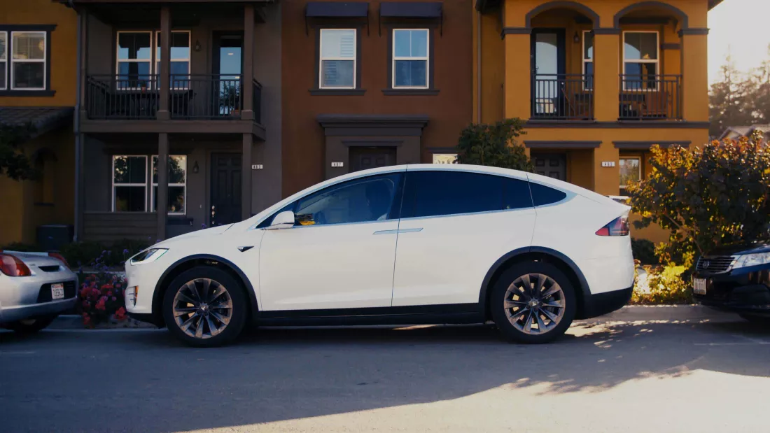 Les caméras des véhicules Tesla peuvent désormais être utilisées pour streamer en direct leur environnement